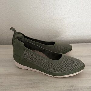 Vionic Women's Jacey Knit army Green Slip-On Flats size 8